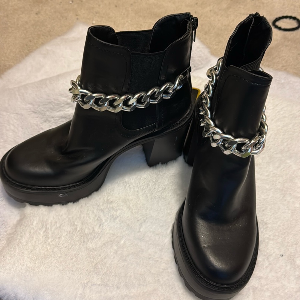 Size 9 women’s Steve Madden Kamora Boots